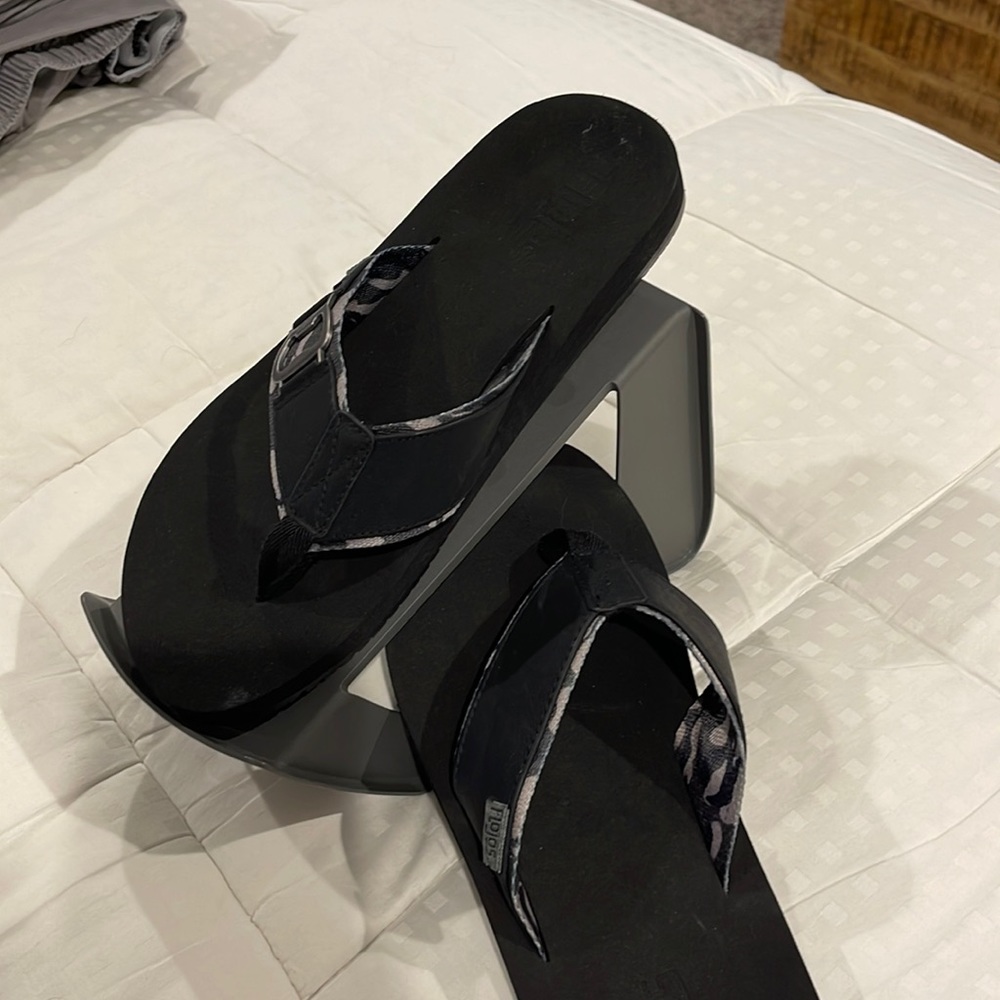 Flojos men’s flip flops size 10